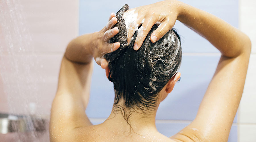 À quelle fréquence doit-on laver ses cheveux?