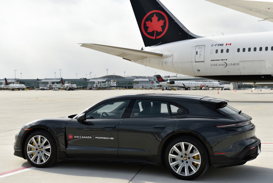 Service de chauffeur d'Air Canada, maintenant électrifié par Porsche